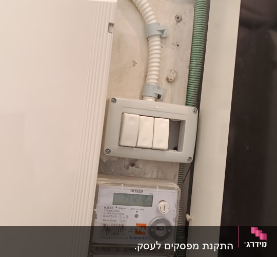 מונה חשמל, מתגי חשמל וצינורות חיווט